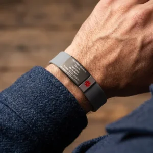 Placa metálica negra personalizada en brazalete