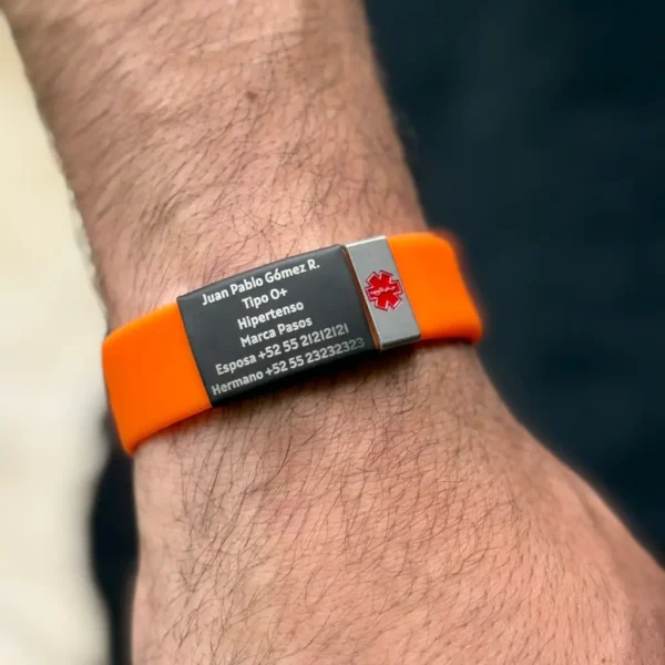 Placa metálica negra personalizada en brazalete